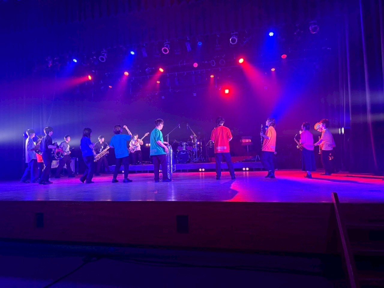 ステージで演奏するCaskaders