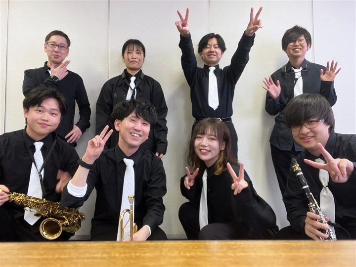 屋外イベントで演奏するCaskadersのメンバー