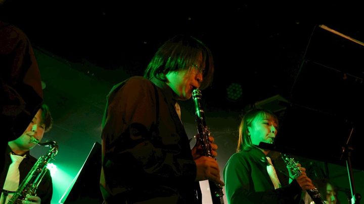 屋外イベントで演奏するCaskadersのメンバー