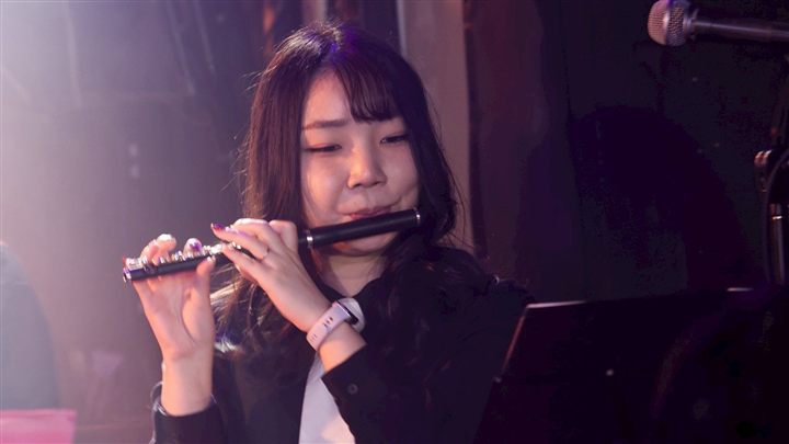 屋外イベントで演奏するCaskadersのメンバー