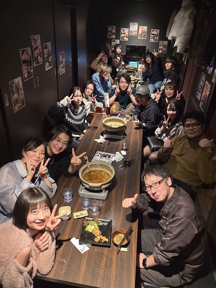屋外イベントで演奏するCaskadersのメンバー