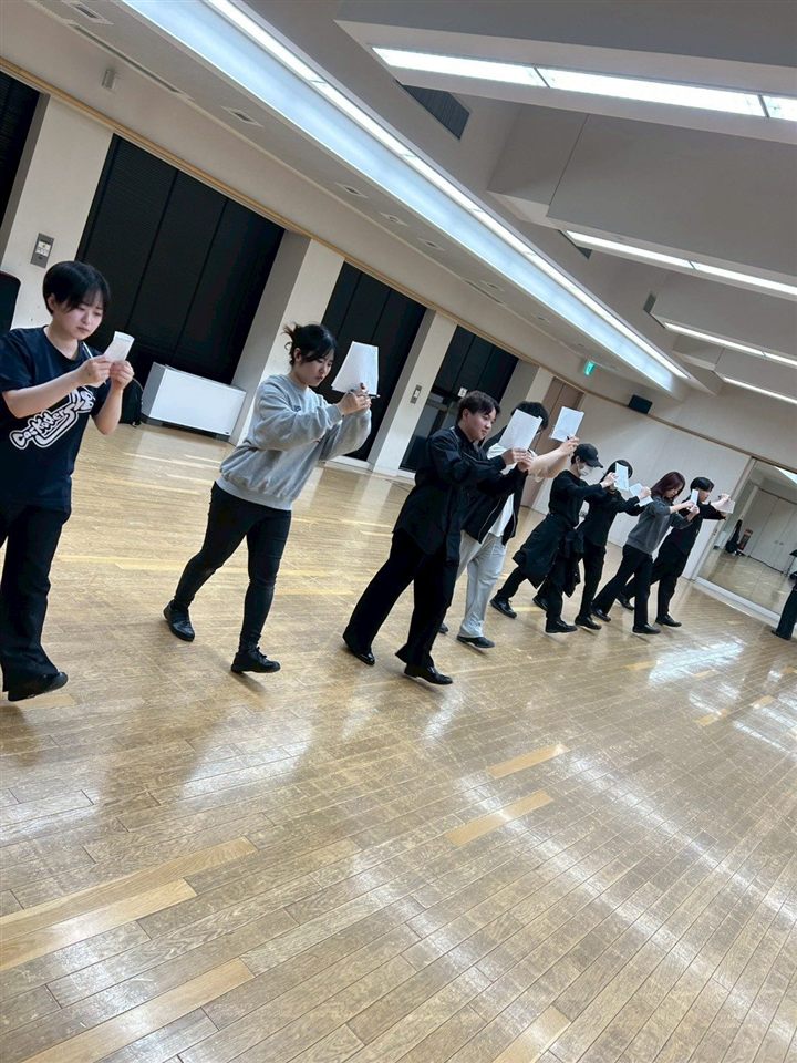 屋外イベントで演奏するCaskadersのメンバー