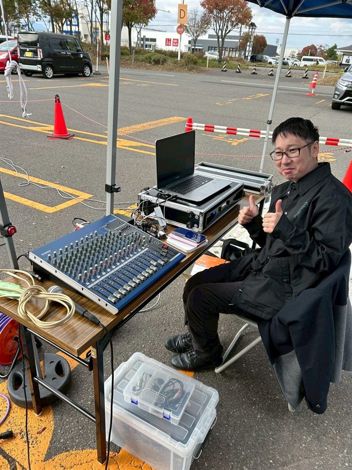 屋外イベントで演奏するCaskadersのメンバー