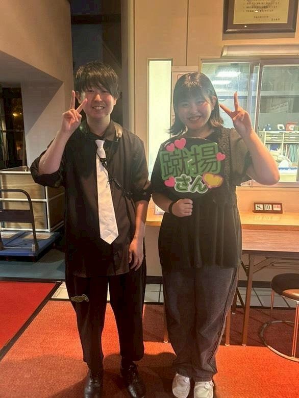 屋外イベントで演奏するCaskadersのメンバー