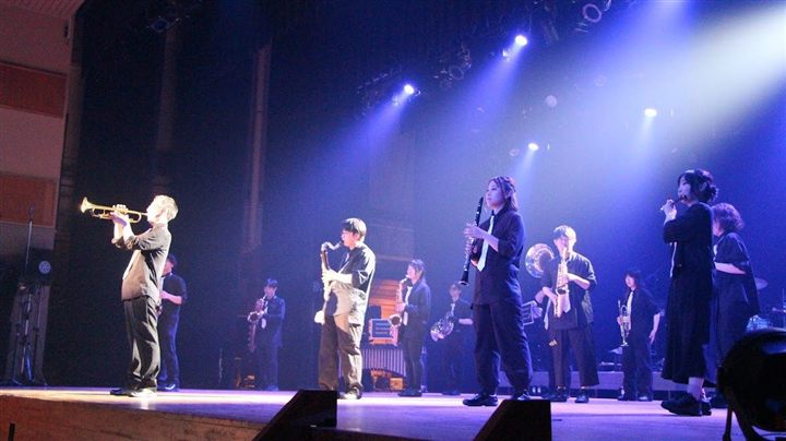 屋外イベントで演奏するCaskadersのメンバー