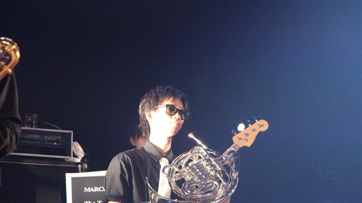 屋外イベントで演奏するCaskadersのメンバー