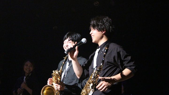 ホール演奏でパフォーマンスするCaskaders