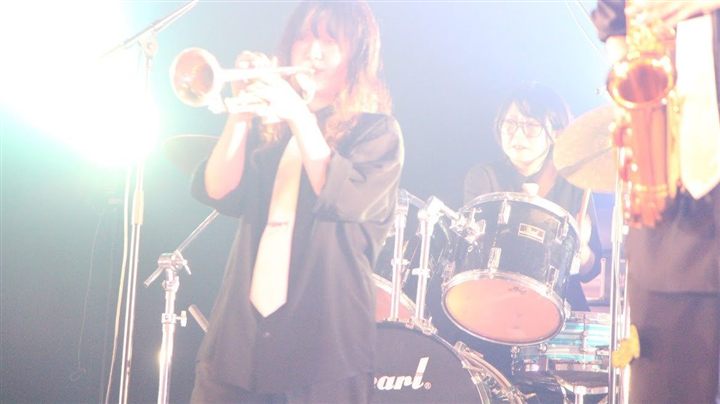 大会ステージに立つCaskadersのメンバー