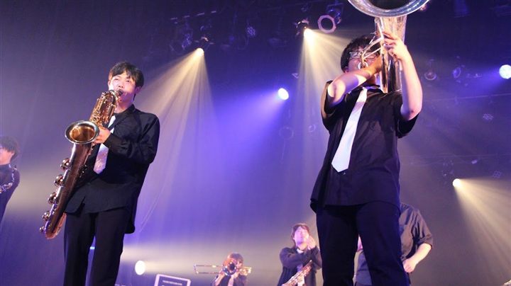 ステージで演奏する北海道苫小牧市のマーチングバンドCaskaders