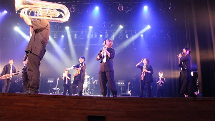 ホール演奏でパフォーマンスするCaskaders