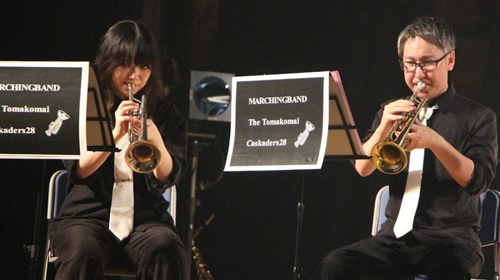 ステージで演奏する北海道苫小牧市のマーチングバンドCaskaders