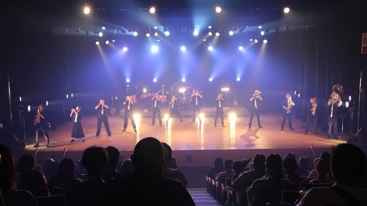 ステージで演奏する北海道苫小牧市のマーチングバンドCaskaders
