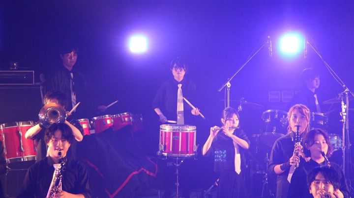 ホール演奏でパフォーマンスするCaskaders