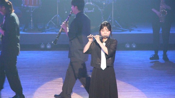 ステージで演奏する北海道苫小牧市のマーチングバンドCaskaders