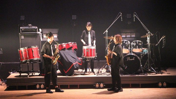ホール演奏でパフォーマンスするCaskaders