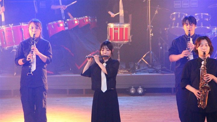 大会ステージに立つCaskadersのメンバー