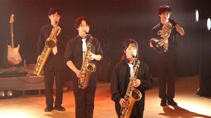 ステージで演奏する北海道苫小牧市のマーチングバンドCaskaders