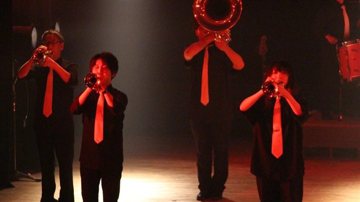 ホール演奏でパフォーマンスするCaskaders