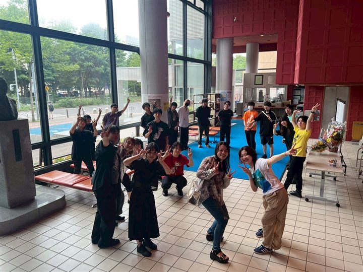 大会ステージに立つCaskadersのメンバー
