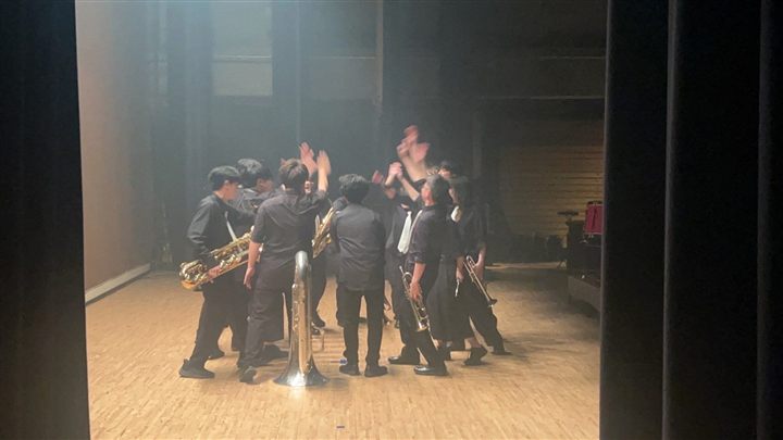 ステージで演奏する北海道苫小牧市のマーチングバンドCaskaders