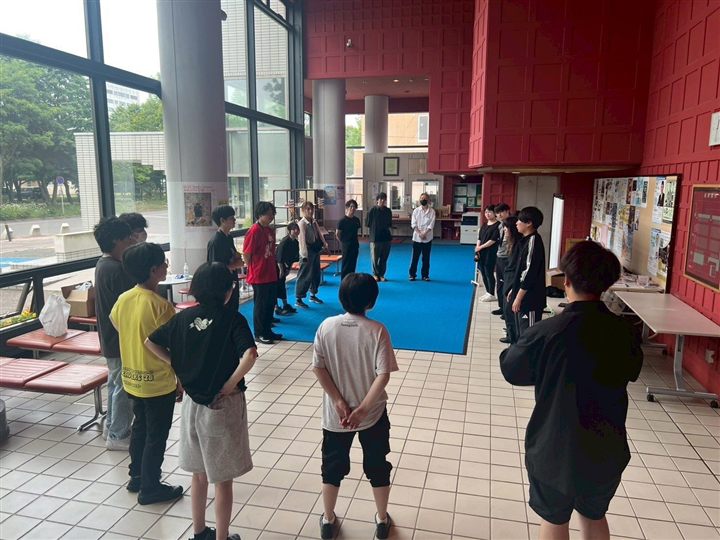 大会ステージに立つCaskadersのメンバー