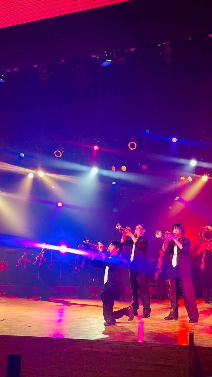 ホール演奏でパフォーマンスするCaskaders