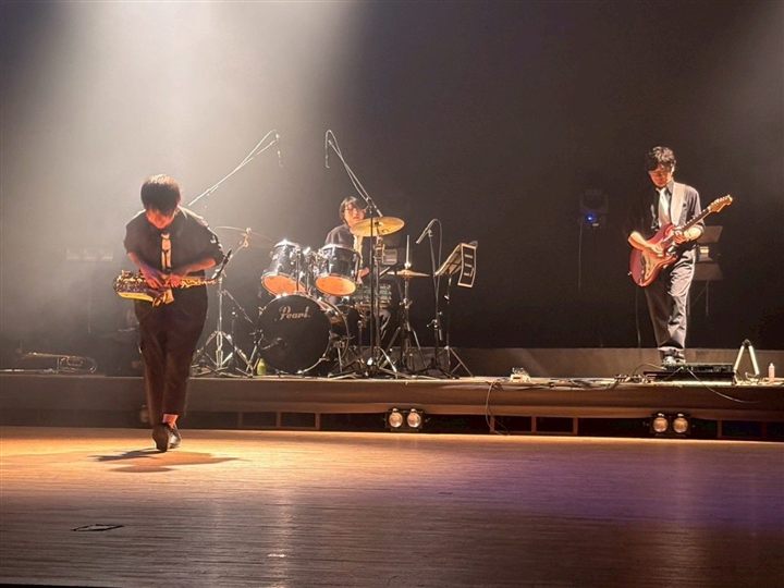 ホール演奏でパフォーマンスするCaskaders