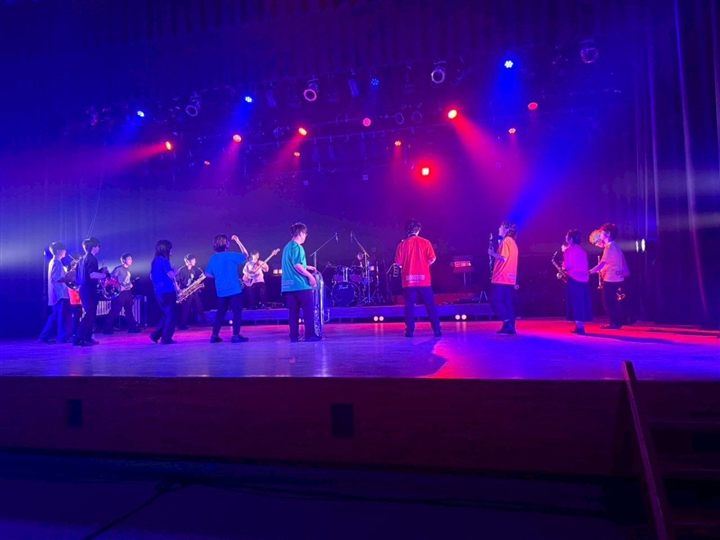 大会ステージに立つCaskadersのメンバー