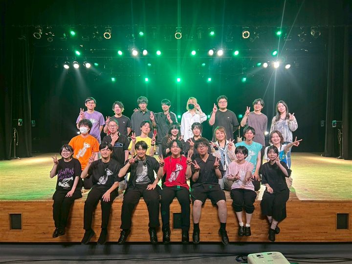 ステージで演奏する北海道苫小牧市のマーチングバンドCaskaders