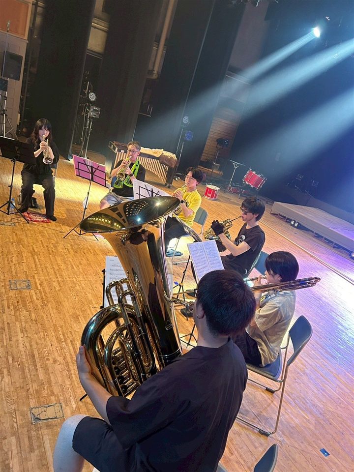 ホール演奏でパフォーマンスするCaskaders