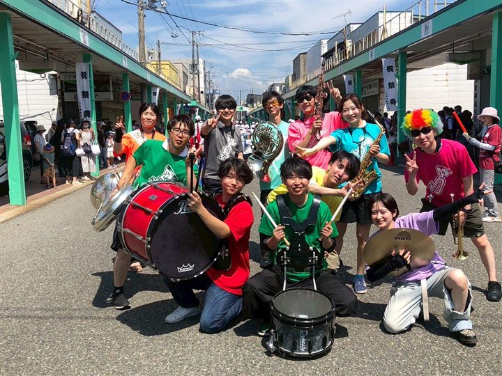 大会ステージに立つCaskadersのメンバー
