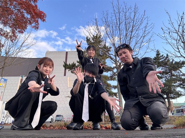 管楽器と打楽器の練習に取り組むCaskadersメンバー