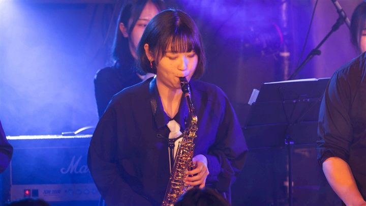 管楽器と打楽器の練習に取り組むCaskadersメンバー