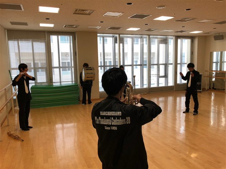 マーチング練習中のCaskadersメンバー