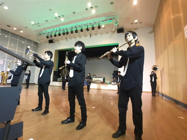 管楽器と打楽器の練習に取り組むCaskadersメンバー
