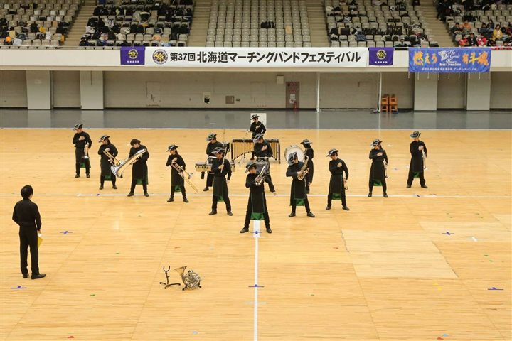 管楽器と打楽器の練習に取り組むCaskadersメンバー
