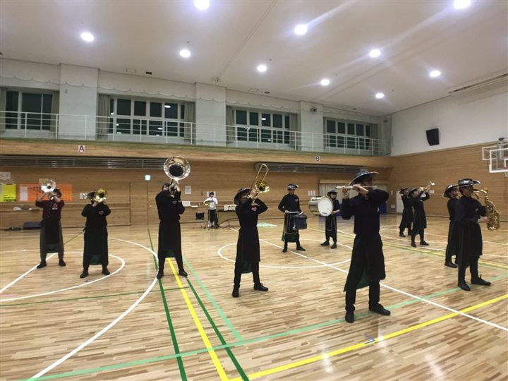 管楽器と打楽器の練習に取り組むCaskadersメンバー