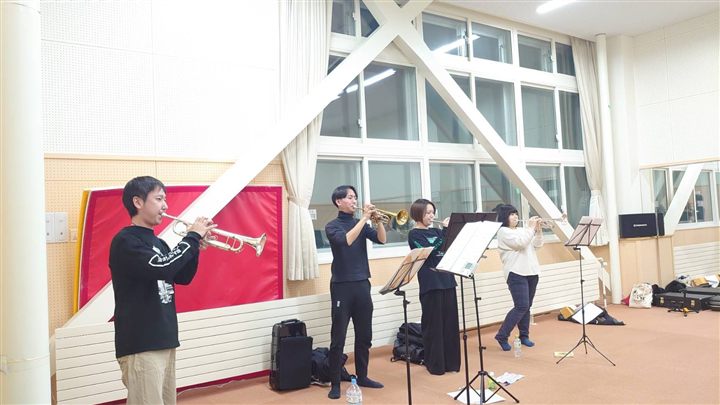 屋外イベントで演奏するCaskadersのメンバー