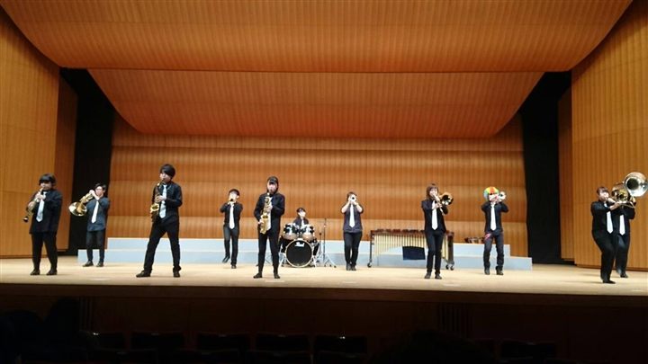 屋外イベントで演奏するCaskadersのメンバー