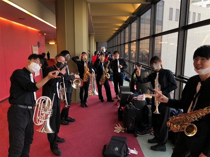 屋外イベントで演奏するCaskadersのメンバー