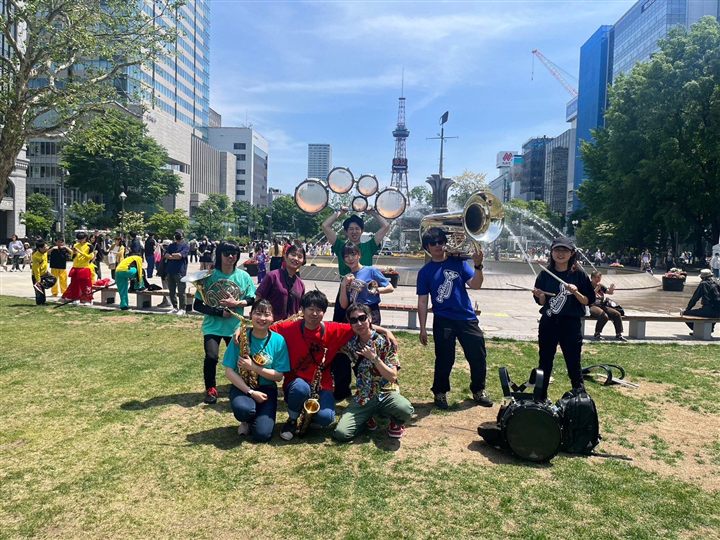 屋外イベントで演奏するCaskadersのメンバー