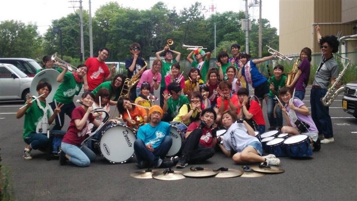 屋外イベントで演奏するCaskadersのメンバー