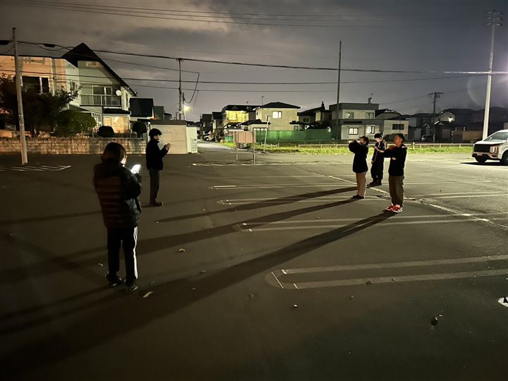 屋外イベントで演奏するCaskadersのメンバー