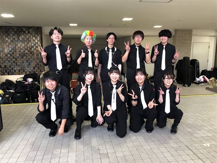 屋外イベントで演奏するCaskadersのメンバー